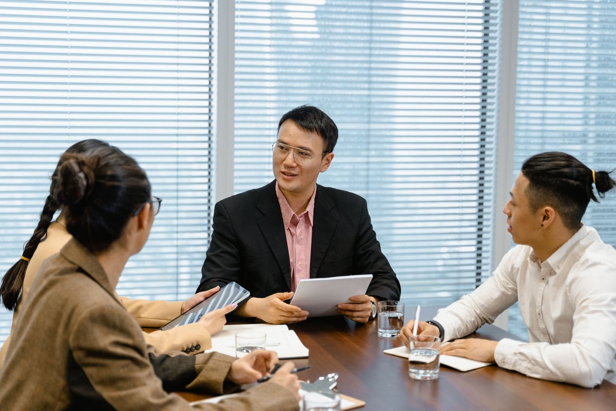 会議室で打ち合わせをする人たち
