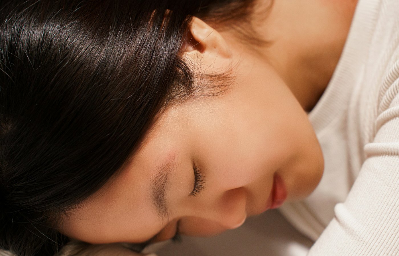 目を閉じて静かに休んでいる様子